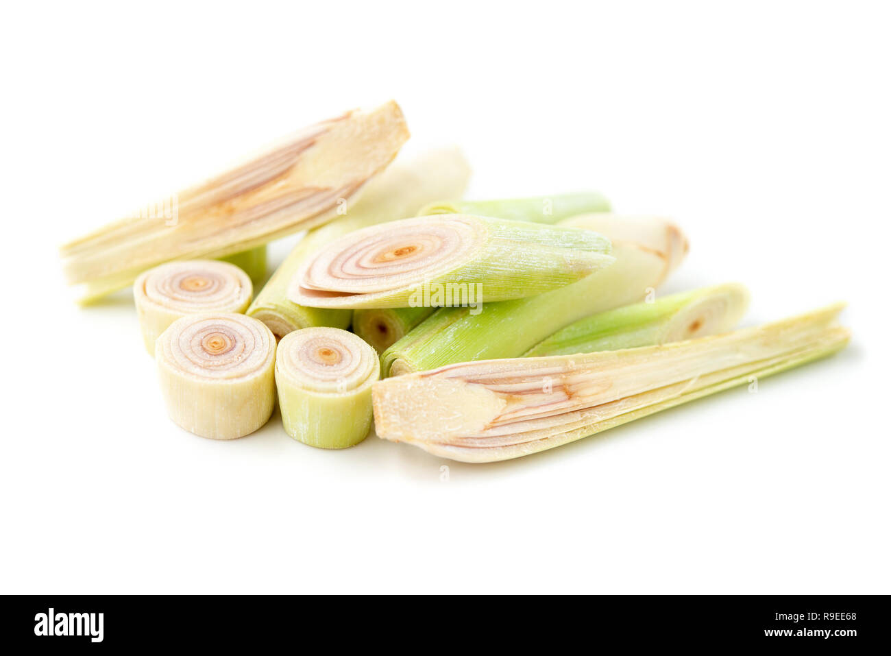 Verde fresco fette di lemongrass isolati su sfondo bianco. Foto Stock Verde fresco fette di lemongrass isolati su sfondo bianco. Foto Stock