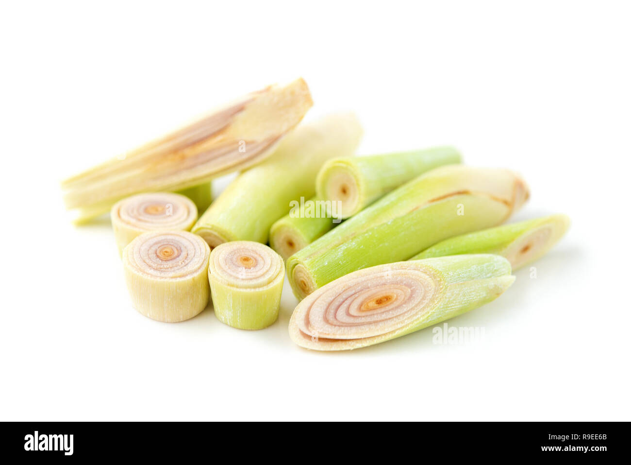 Verde fresco fette di lemongrass isolati su sfondo bianco. Foto Stock Verde fresco fette di lemongrass isolati su sfondo bianco. Foto Stock