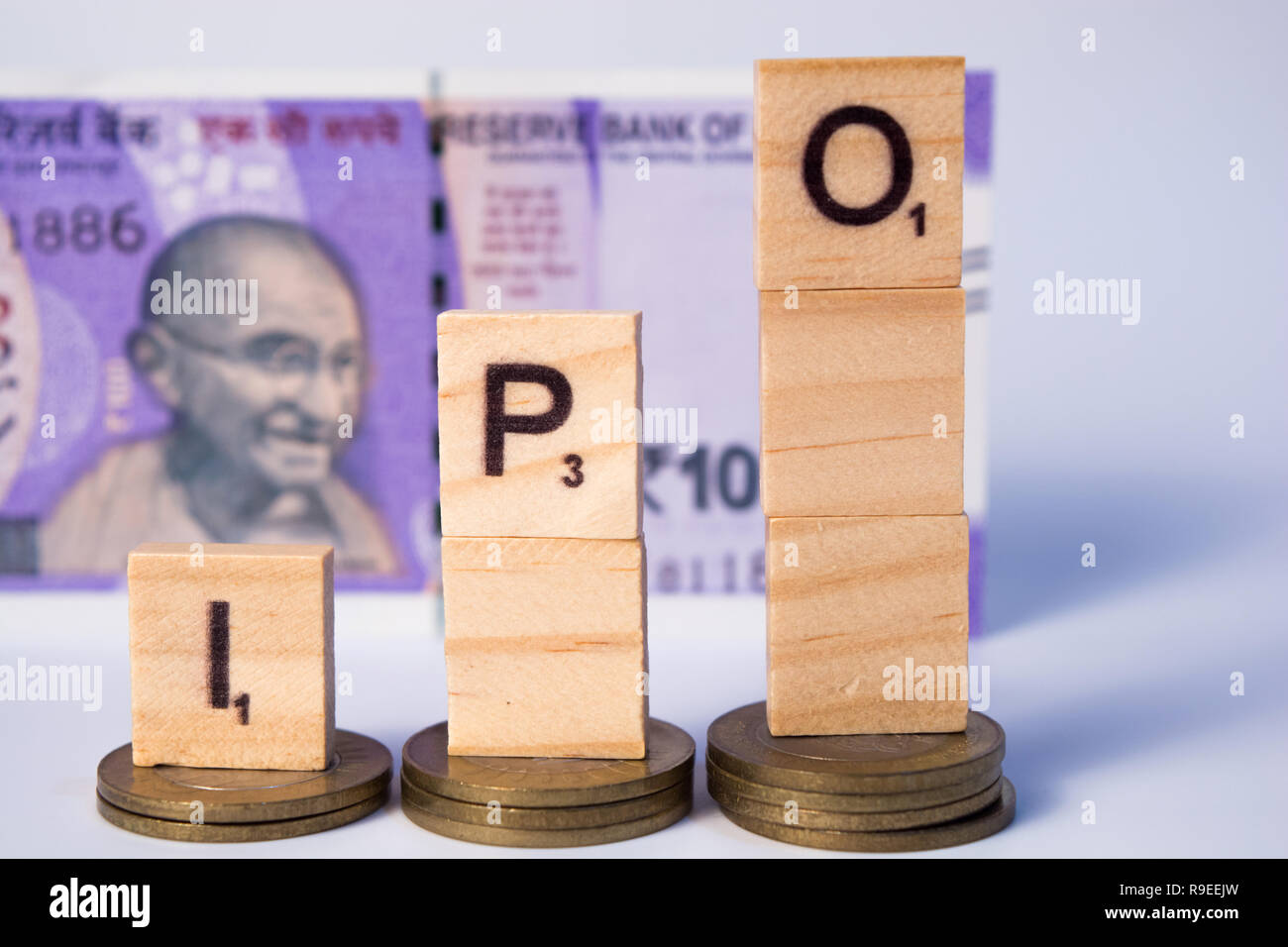Offerta pubblica iniziale o concetto IPO con la valuta indiana note su sfondo isolato Foto Stock