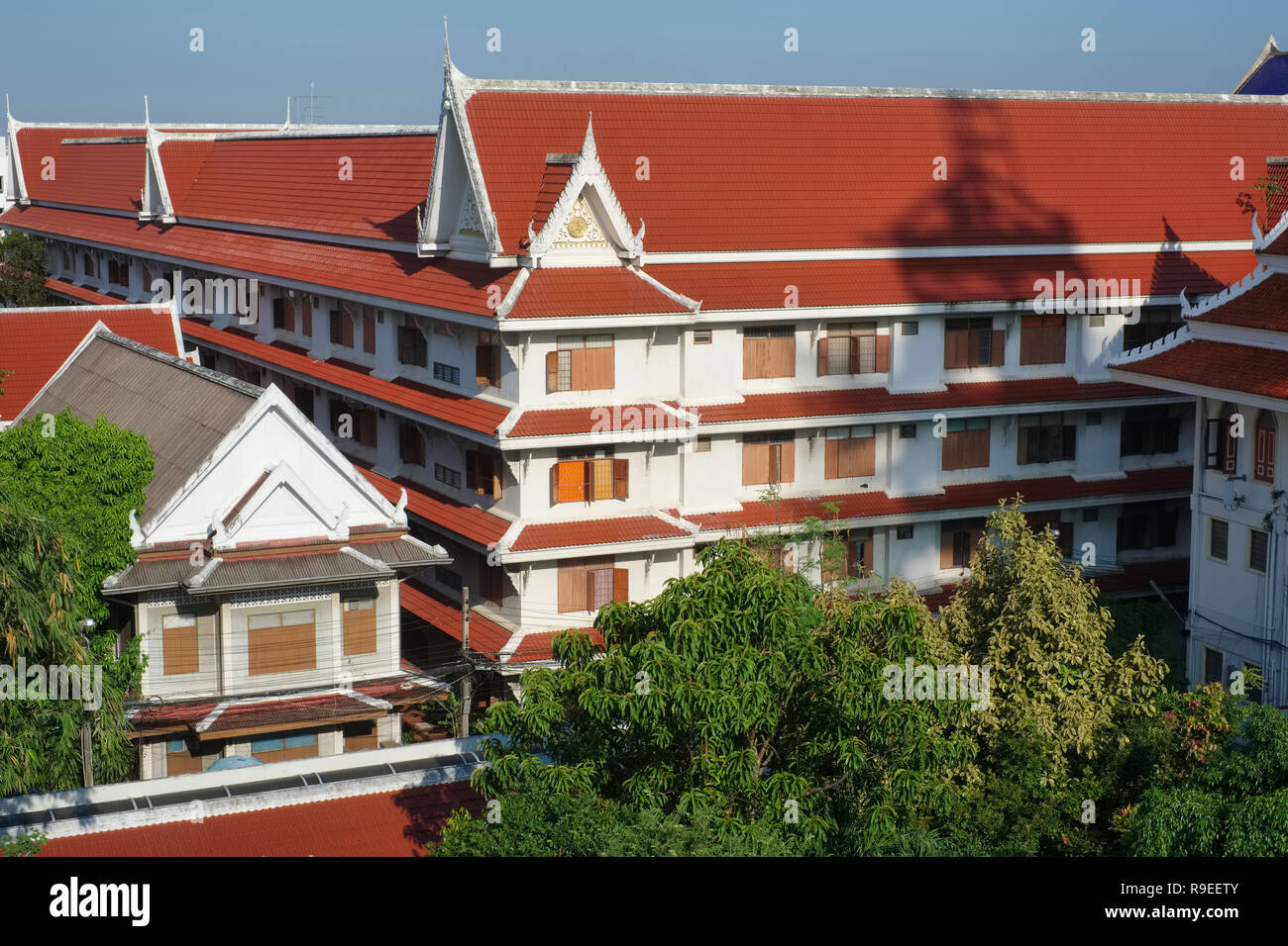 I monaci' delle abitazioni e di altri edifici clericali per motivi di Wat Paknam Phasi Charoen, Bangkok, Thailandia Foto Stock