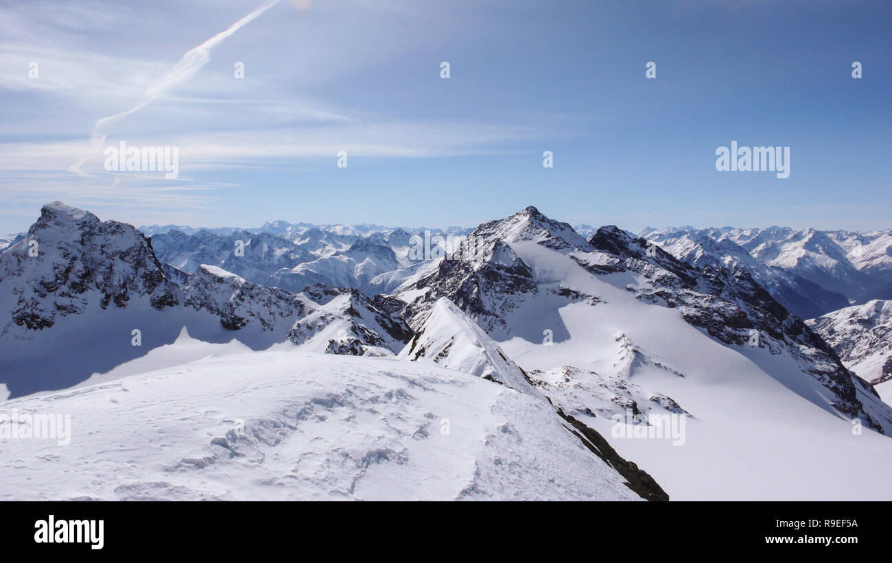 In inverno il paesaggio di montagna nel Silvretta mountain range nelle Alpi Svizzere tra Scuol e Ischgl Foto Stock