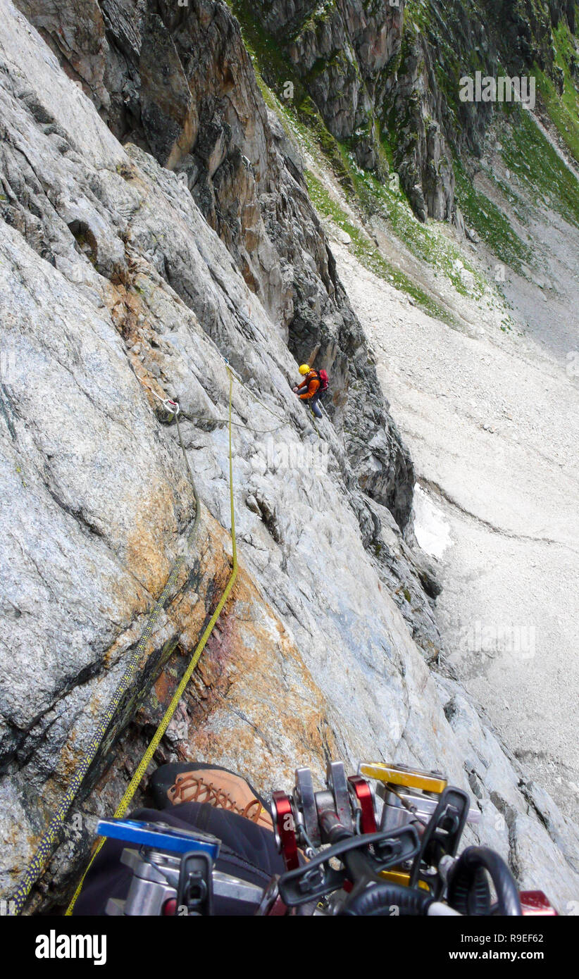 Rocciatore su un difficile percorso alpino delle Alpi della Svizzera immissione protezione mobile Foto Stock