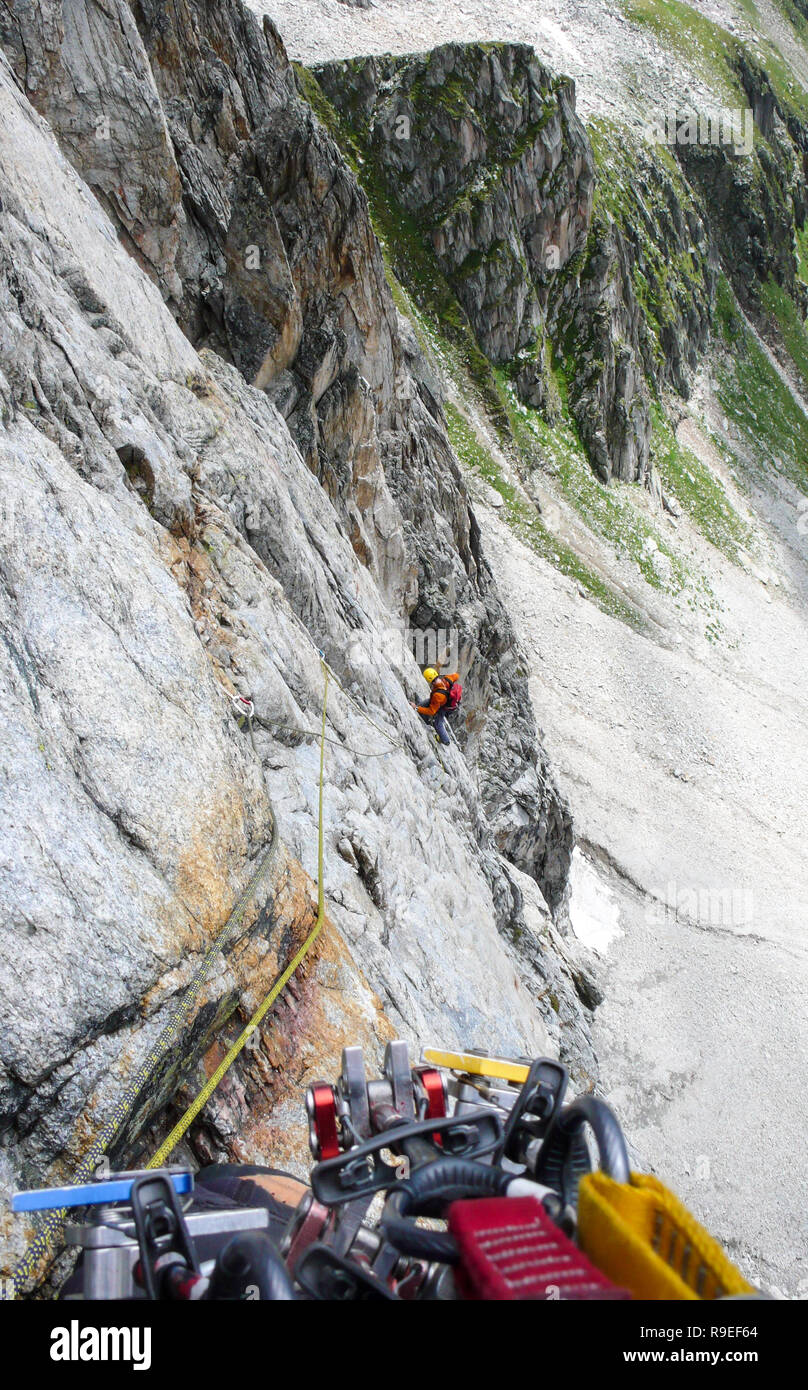 Rocciatore su un difficile percorso alpino delle Alpi della Svizzera immissione protezione mobile Foto Stock