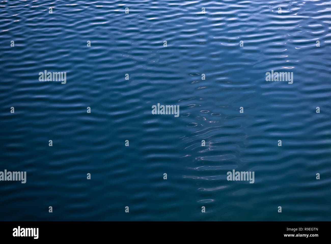 Blu sullo sfondo di acqua e sole riflessioni. superficie testurizzata. vista aerea Foto Stock