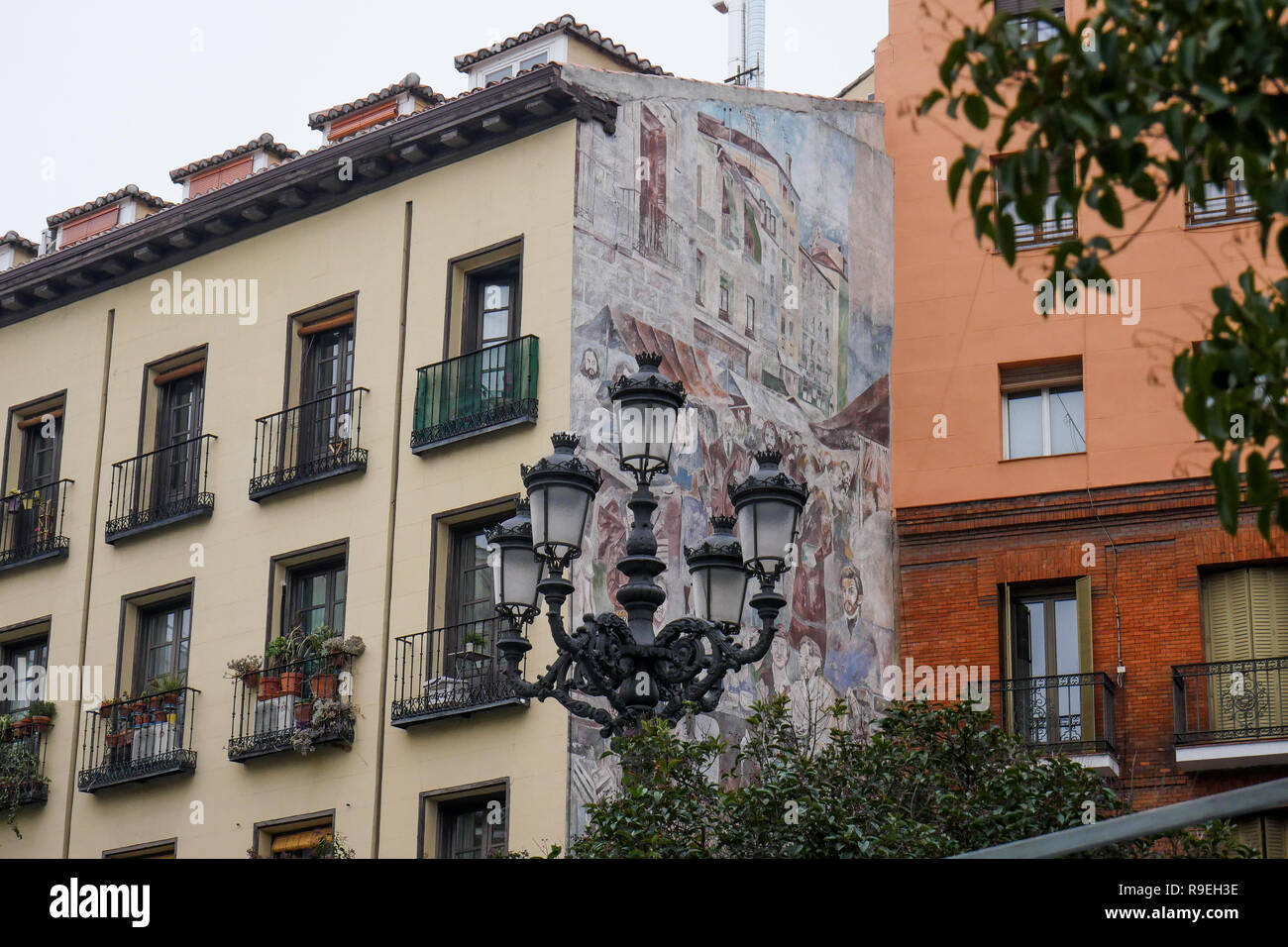 Edifici, Calle de la Ribera de Curtidores, Madrid, Spagna Foto stock - Alamy