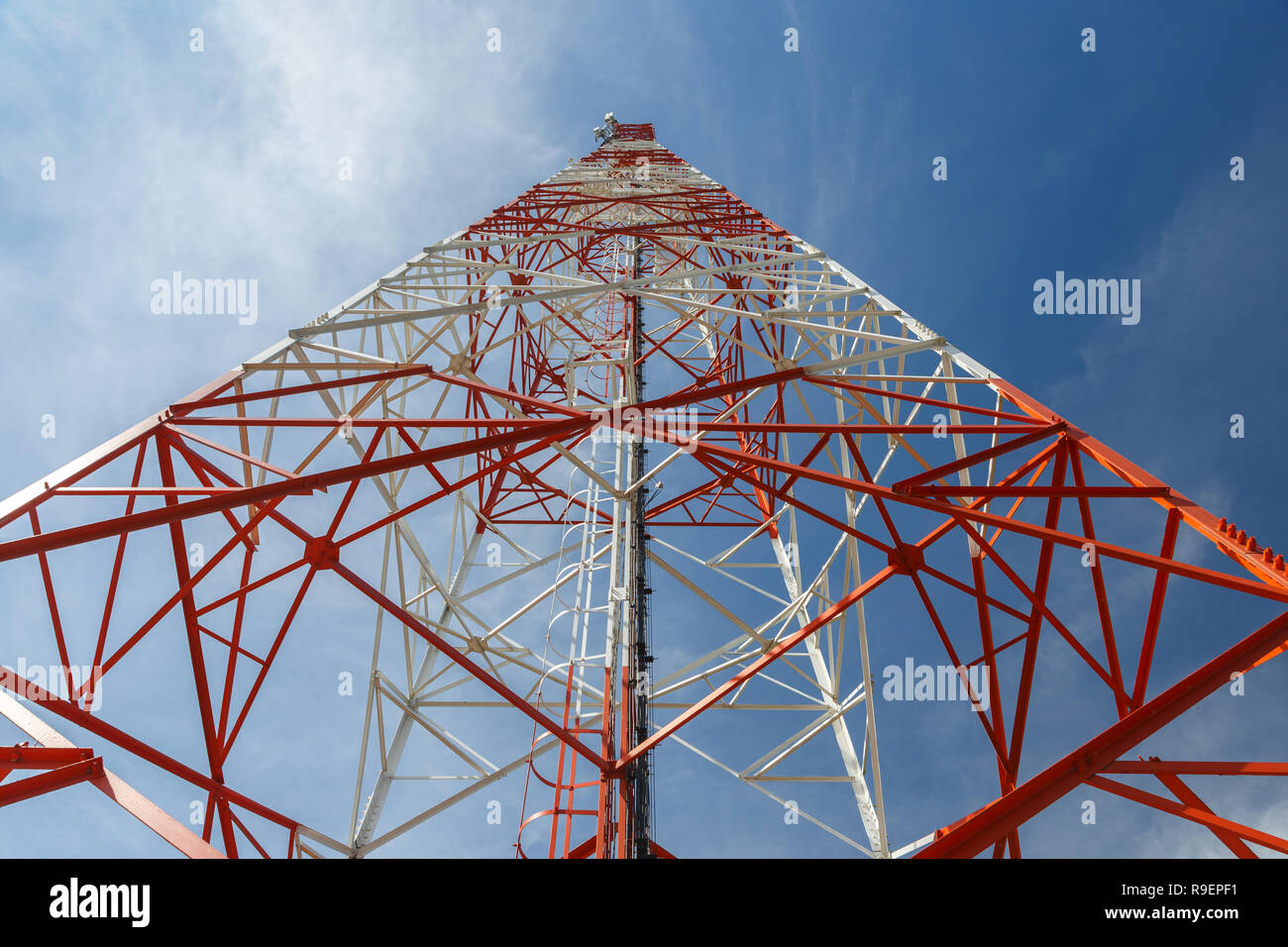 Vista dal basso di una torre per telecomunicazioni Foto Stock