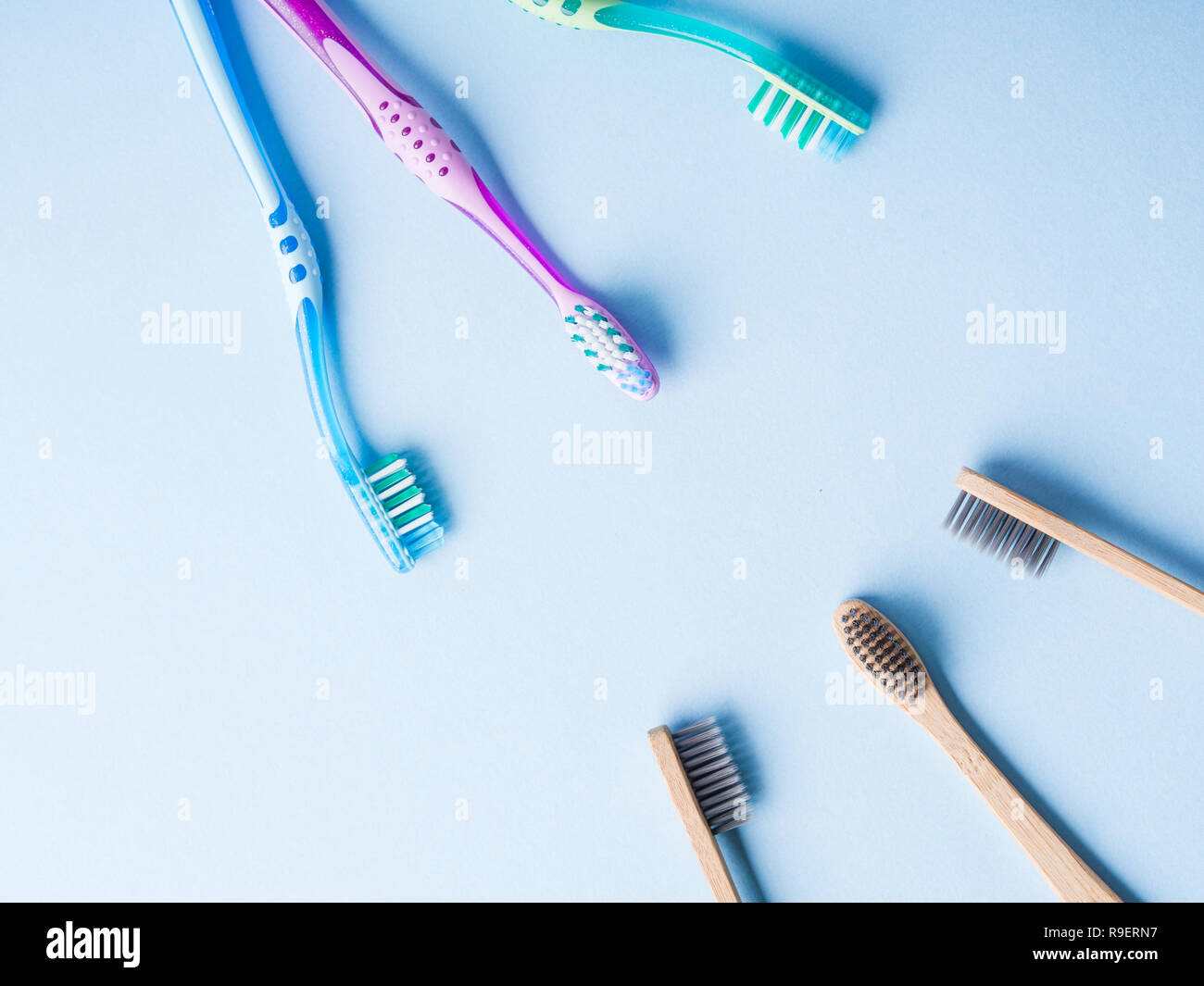 Gli spazzolini da denti in plastica contro il bambù. Zero rifiuti Nozione Foto Stock