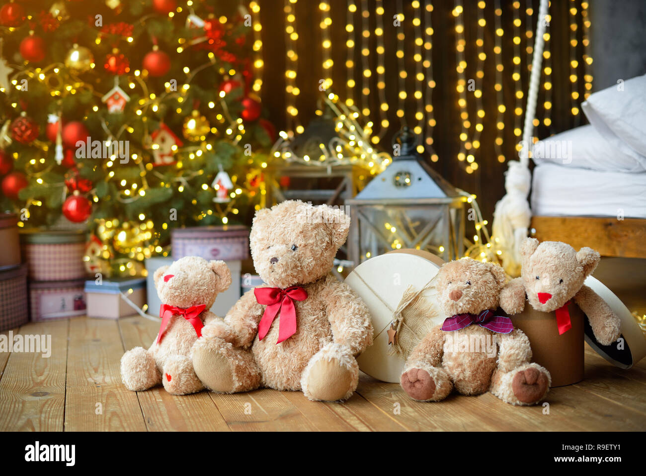La famiglia degli orsetti ubicazione sotto l albero di Natale con regali.  Sfondo di vacanza. Luci di Natale Foto stock - Alamy