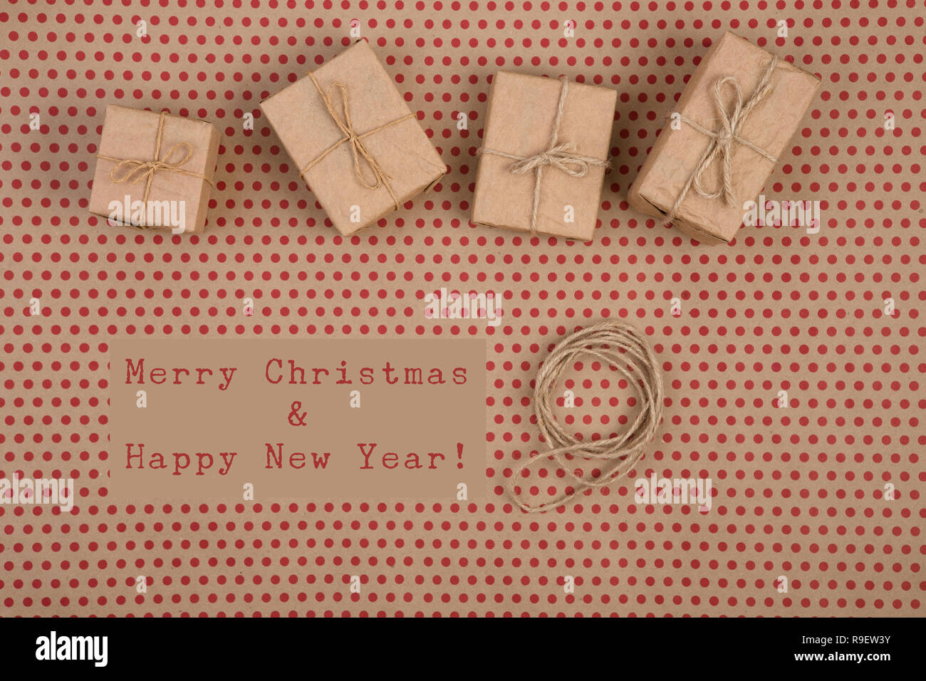 Concetto celebrativo - confezioni regalo, il testo 'Buon Natale e felice anno nuovo", decorativi fatti a mano di raccolta carta craft con la fune sull'artigianato Carta indietro Foto Stock
