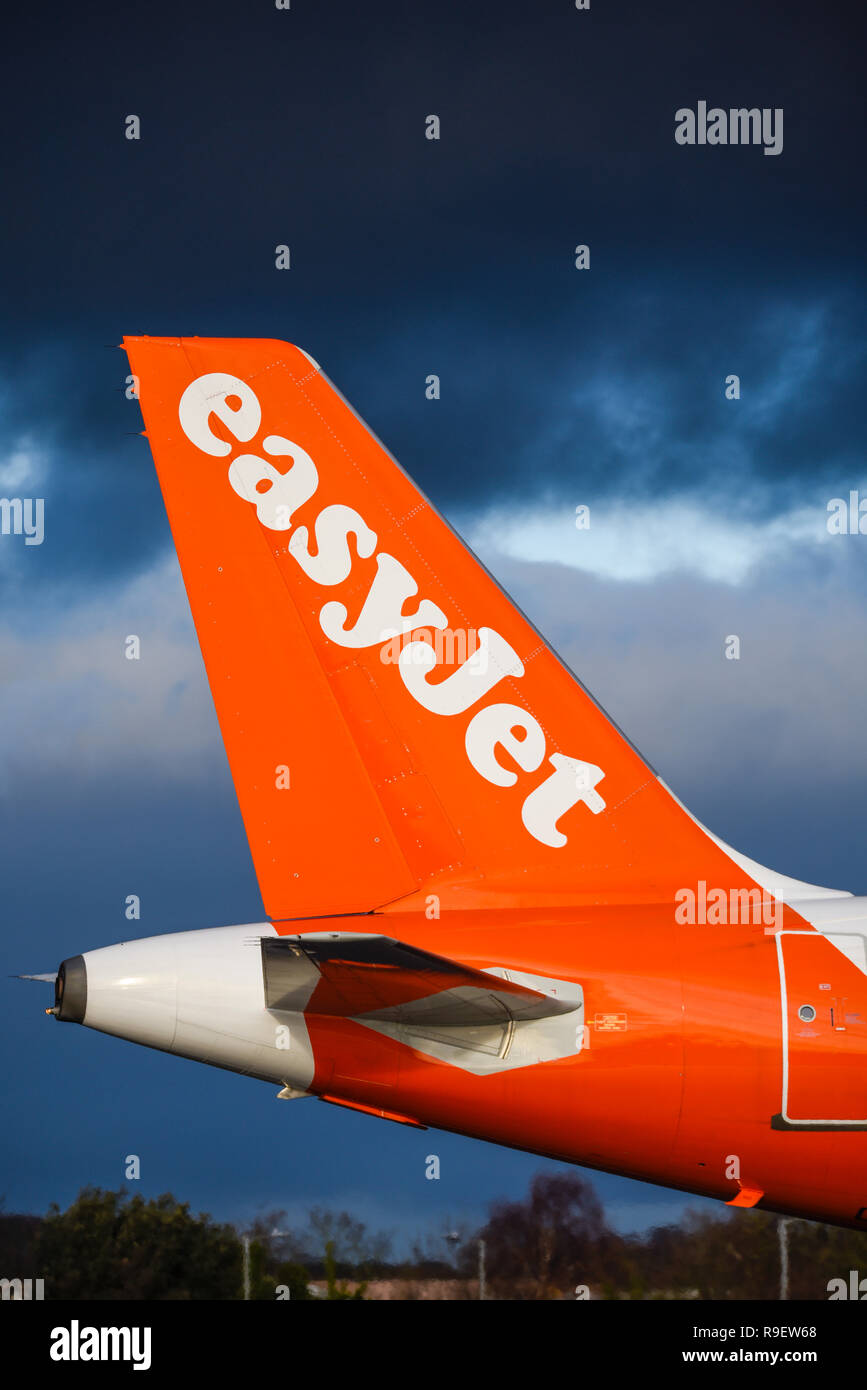 easyjet Airbus aereo di linea presso l'aeroporto Southend di Londra, Essex, Regno Unito. Logo sulla coda Foto Stock