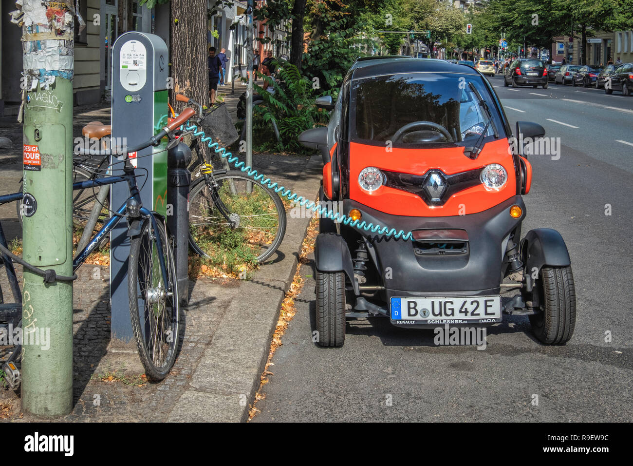 Berlin-Mitte. La Renault Twizy auto elettriche al punto di caricamento.  Piccola due posti auto ricarica batteria in strada di città Foto stock -  Alamy