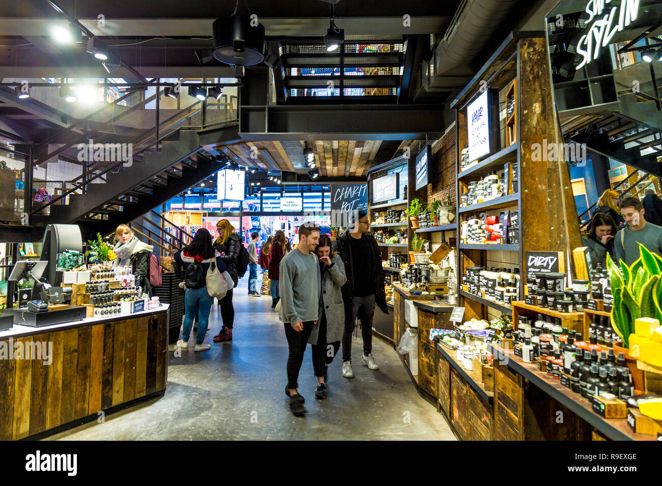 Interno del handmade catena di cosmetici lussureggianti Oxford Street negozio di Londra, Regno Unito Foto Stock