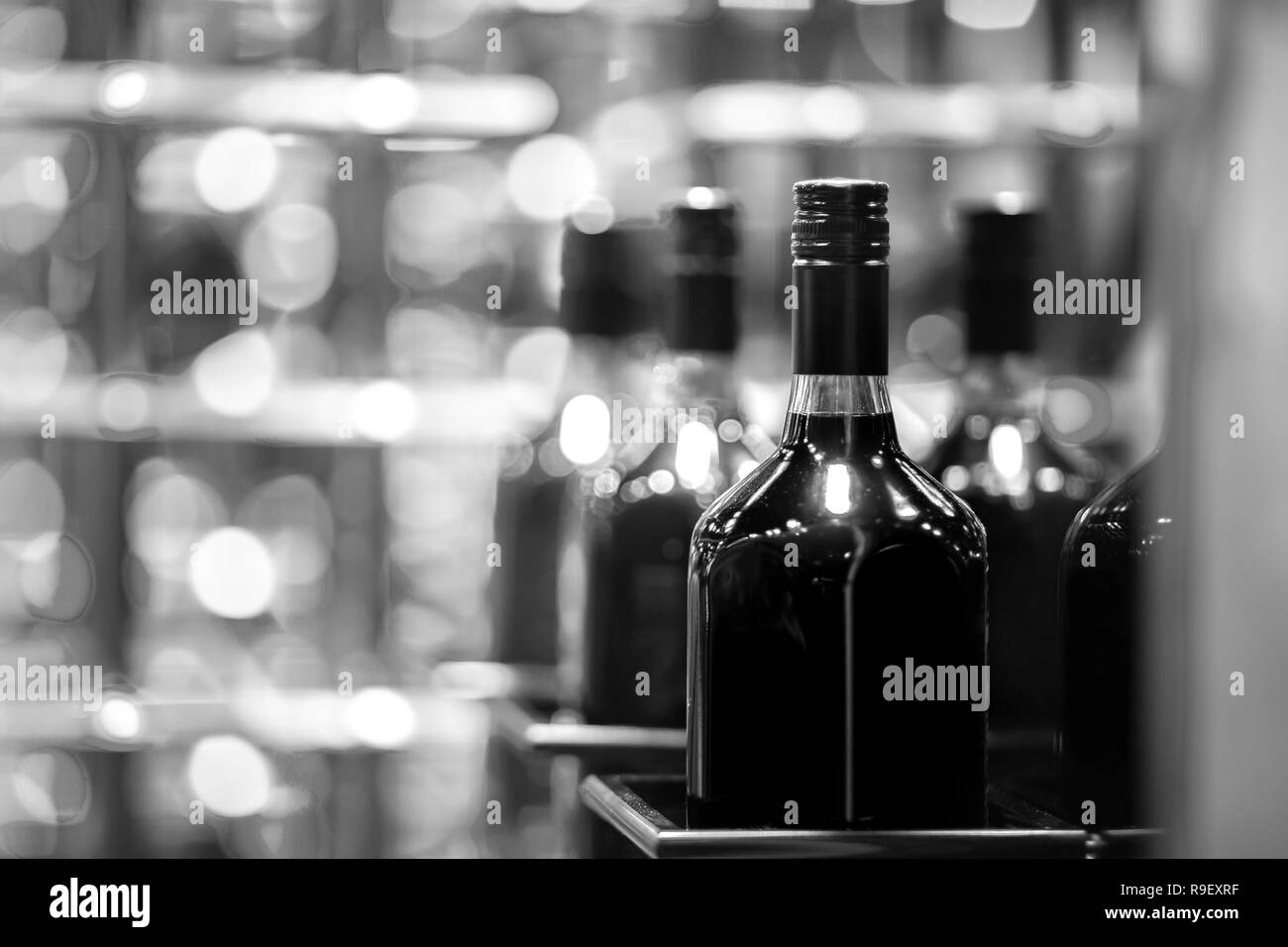 Chiudere bottiglie di alcolici e liquori al bar Foto Stock