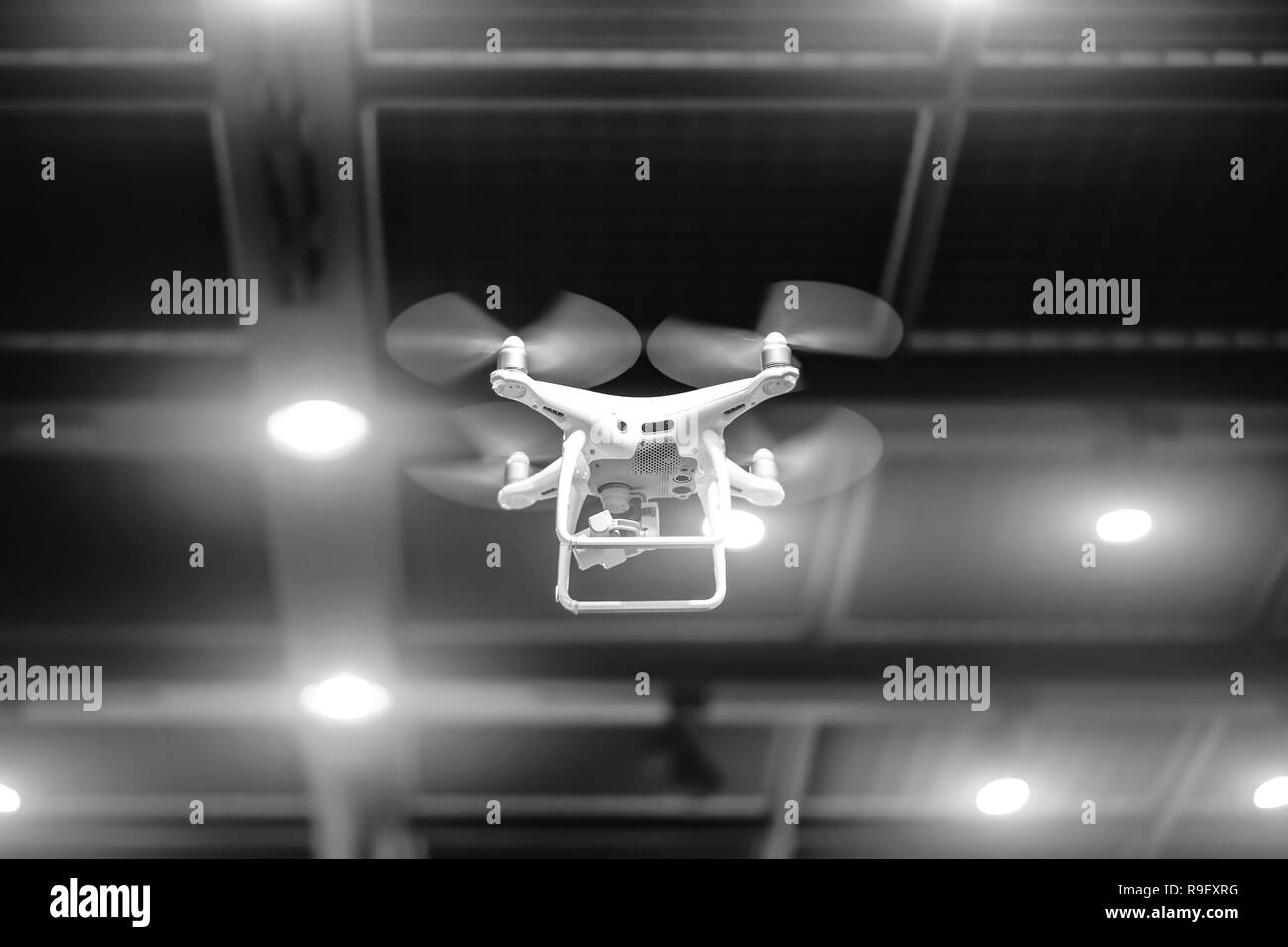 White fuco in movimento. Quadcopter battenti all'interno di un grande magazzino Foto Stock