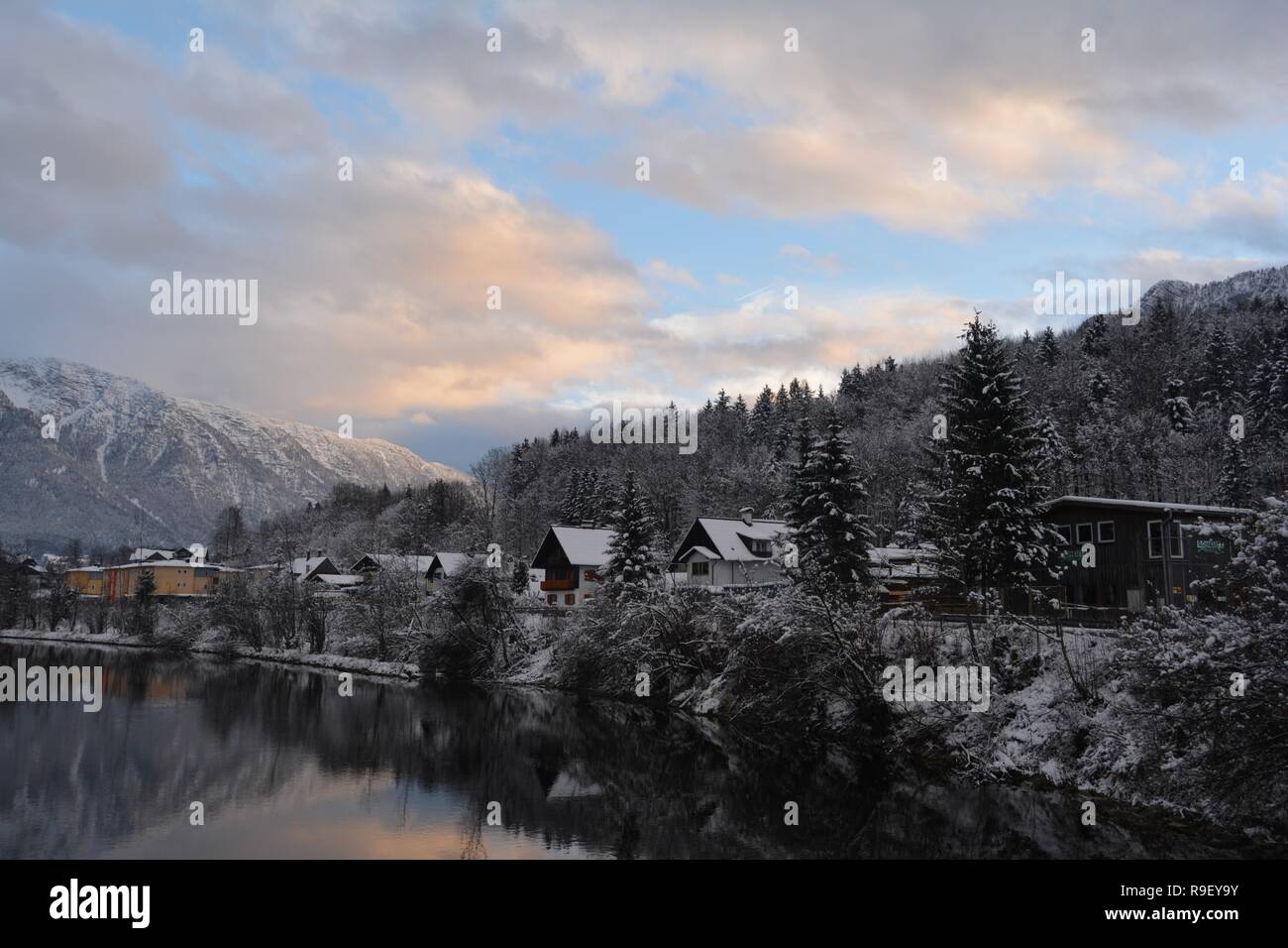 Bad Goisern, Hallstatt, Austria. Vista panoramica dal fiume del villaggio e il mountais innevate sullo sfondo con incredibili cieli blu. Foto Stock