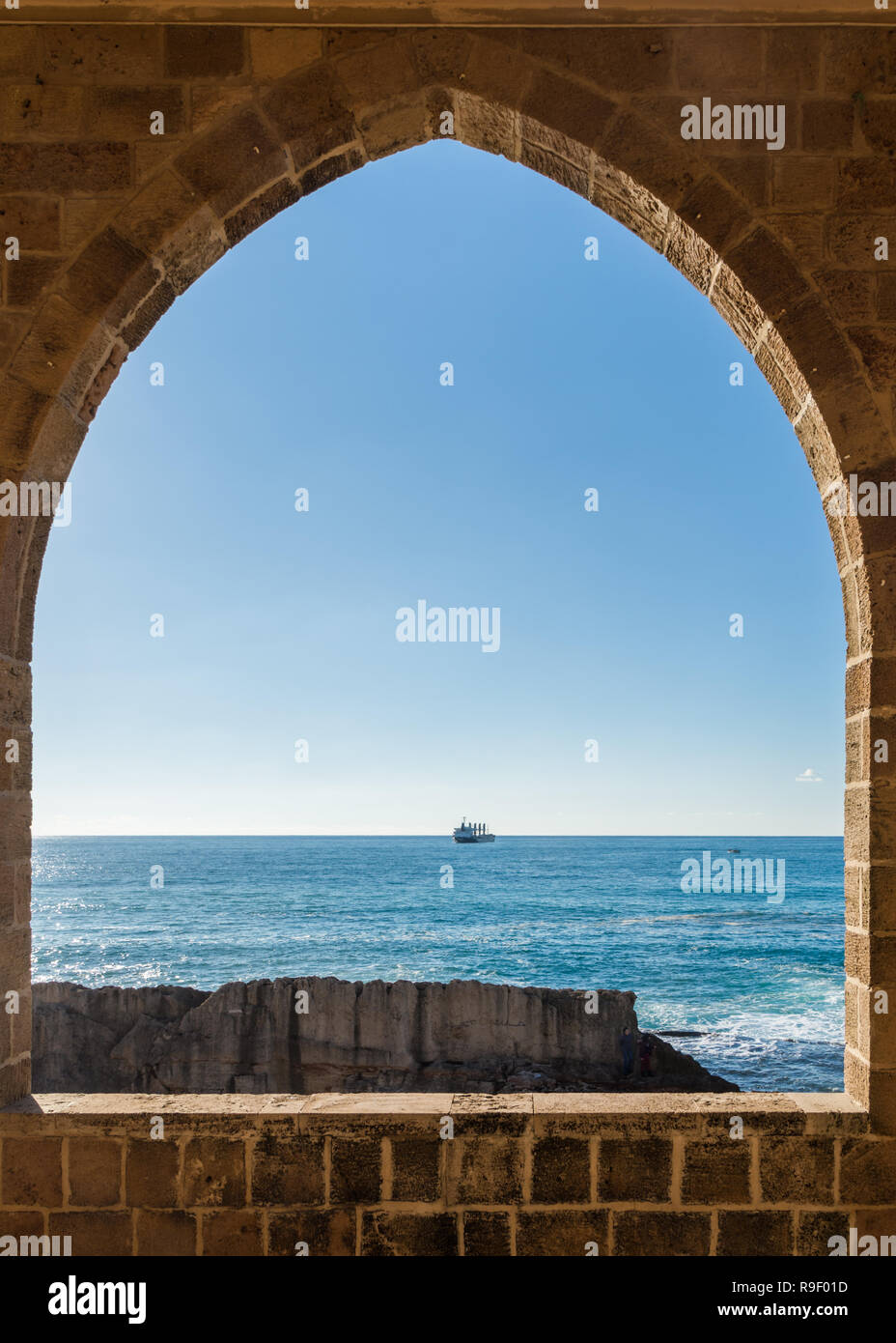 La parete Fenicia visto da uno degli archi di Saydet El Bahr (Nostra Signora del mare) Chiesa, Batroun, Libano Foto Stock