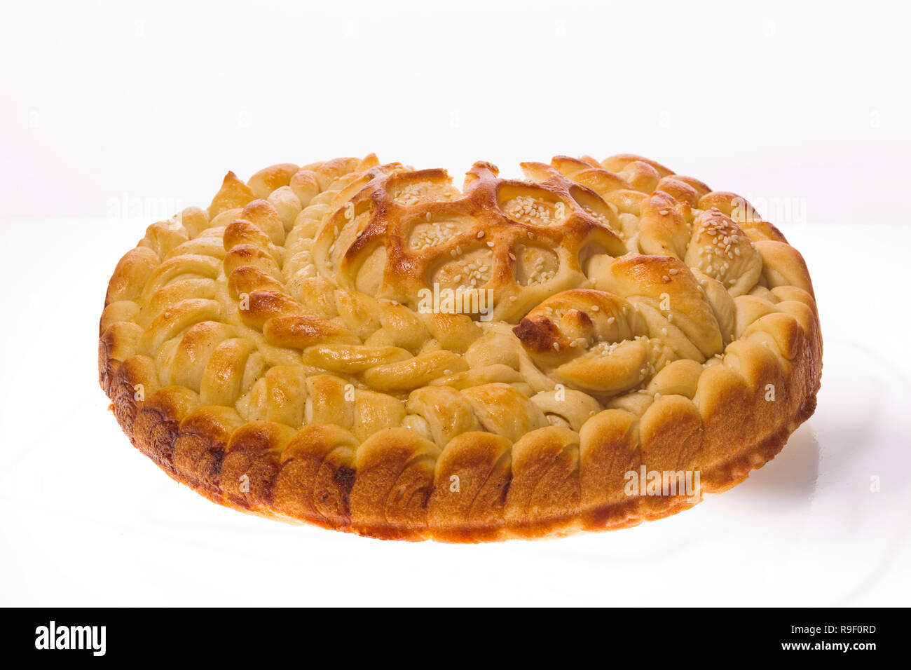 Filone di pane di grano su uno sfondo bianco, studio di illuminazione Foto Stock