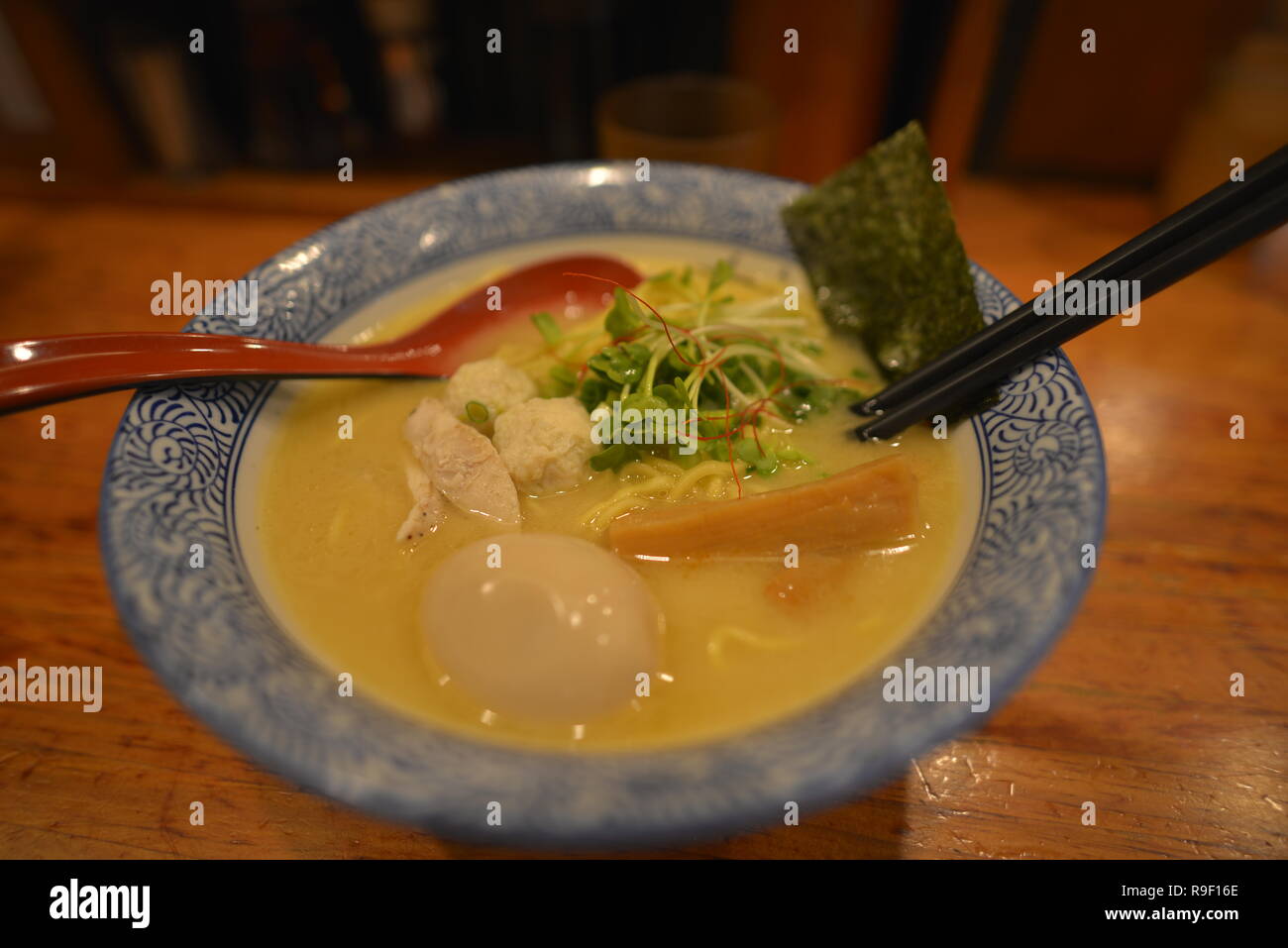 Giapponese Ramen noodle serviti al tavolo Foto Stock