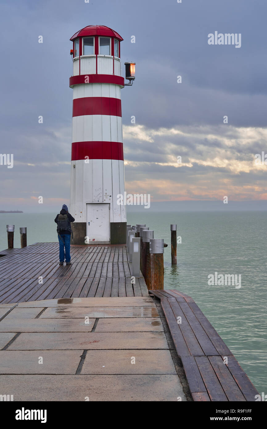 Faro rosso e bianco su un molo di legno a Podersdorf am SEE, un punto di riferimento sul Neusiedler SEE nel Burgenland, Austria Foto Stock
