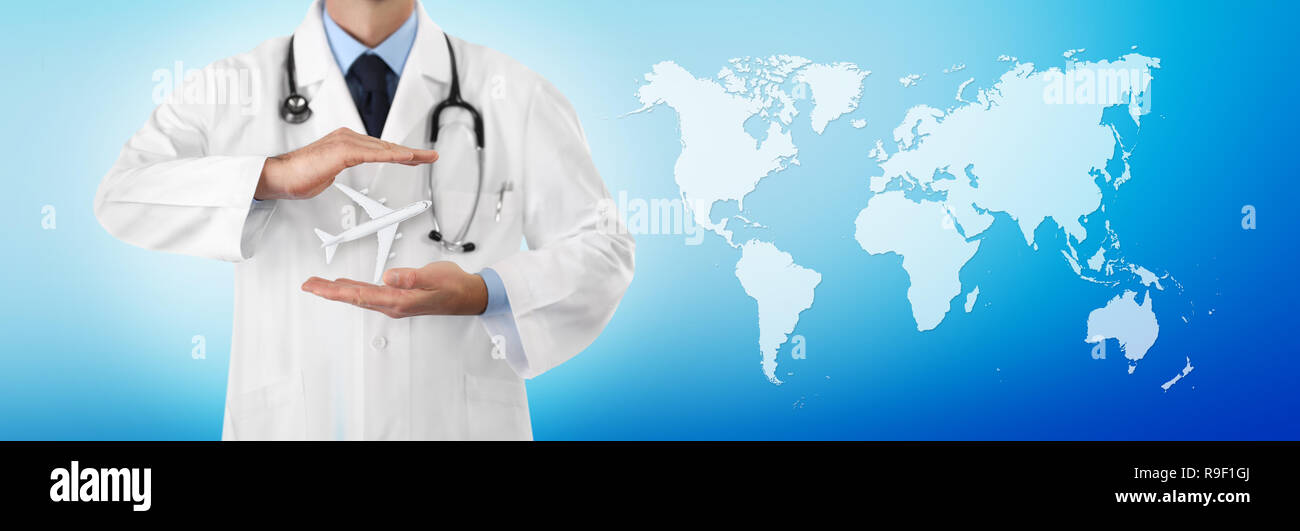 Assicurazione sanitaria di viaggio concetto, medico proteggere le mani di un aereo su sfondo blu con mappa del mondo, web modello di pagina di intestazione Foto Stock