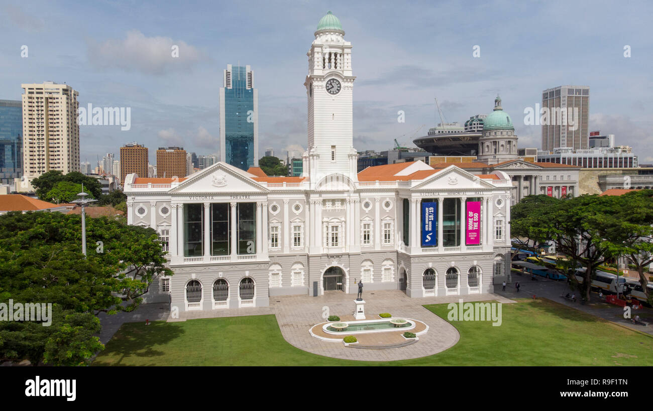 La torre dell'orologio del Victoria Theatre e la sala concerti, Singapore. drone fotografia Foto Stock