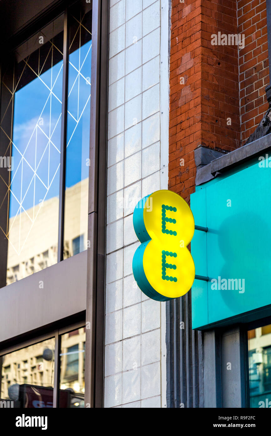 Segno del logo di un operatore di rete mobile EE su Oxford Street, London, Regno Unito Foto Stock