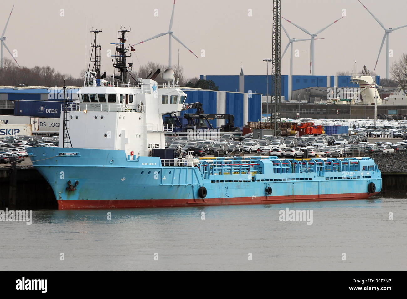 L'alimentazione offshore Nave Bella Blu è il 27 marzo 2018 nel porto di Cuxhaven. Foto Stock