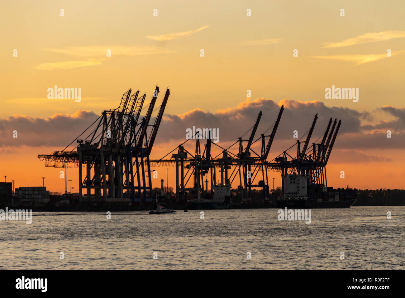 Amburgo, Germania - 11 Novembre 2018: Gru al porto di Amburgo al tramonto. Foto Stock