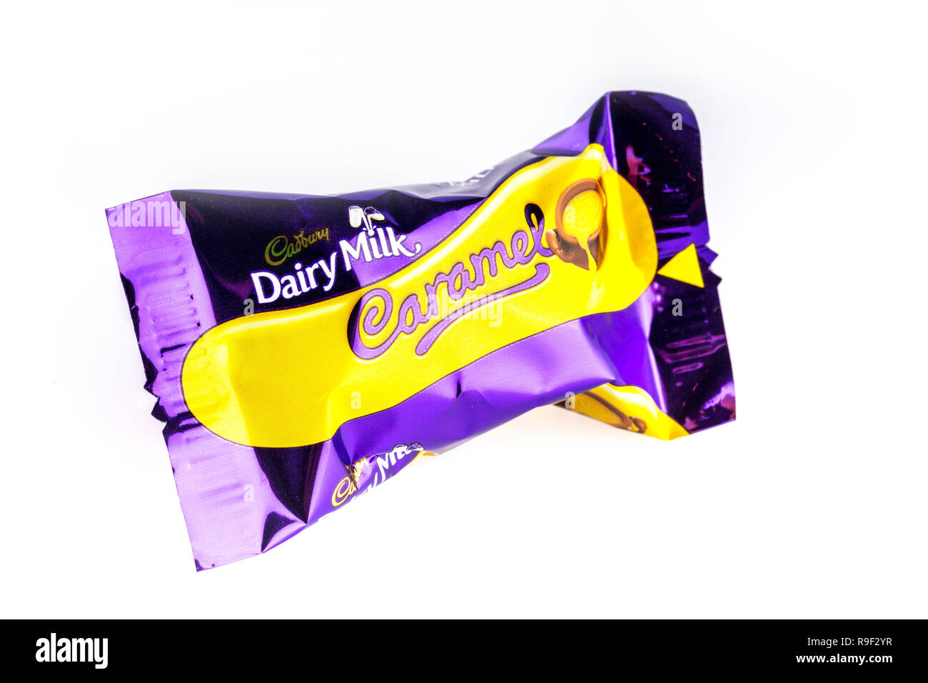 Caramello Cadburys eroi cioccolato su sfondo bianco Foto Stock