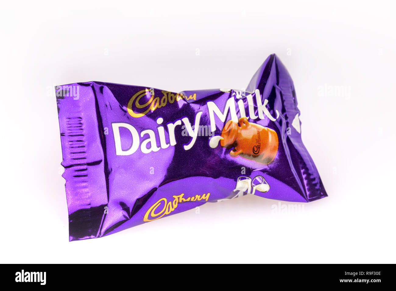 Latte caseario Cadbury's Rose cioccolato su sfondo bianco Foto Stock