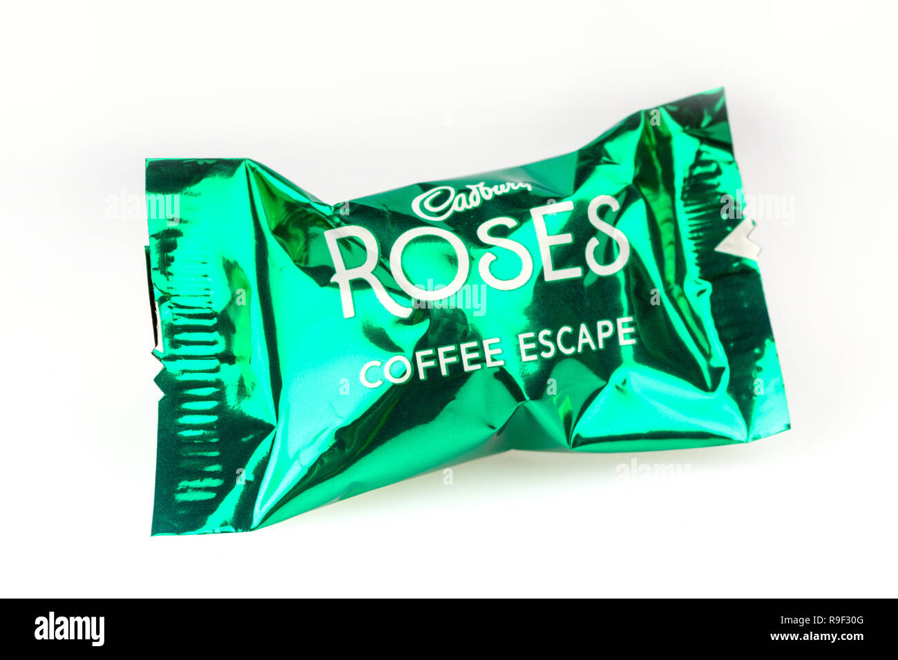 Fuga di caffè Cadbury's Rose cioccolato su sfondo bianco Foto Stock