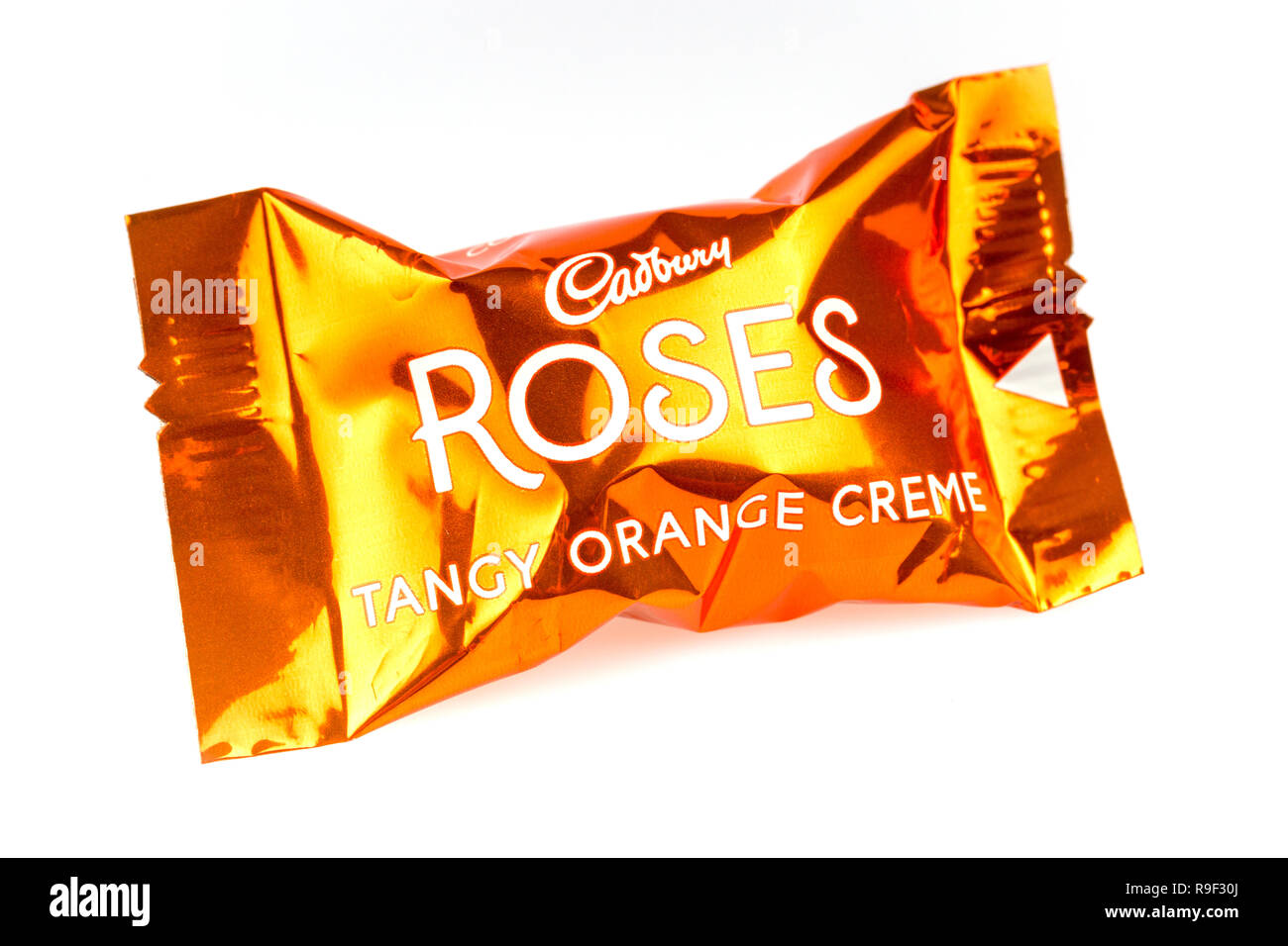 Pizzichino crema arancione Cadbury's Rose cioccolato su sfondo bianco Foto Stock