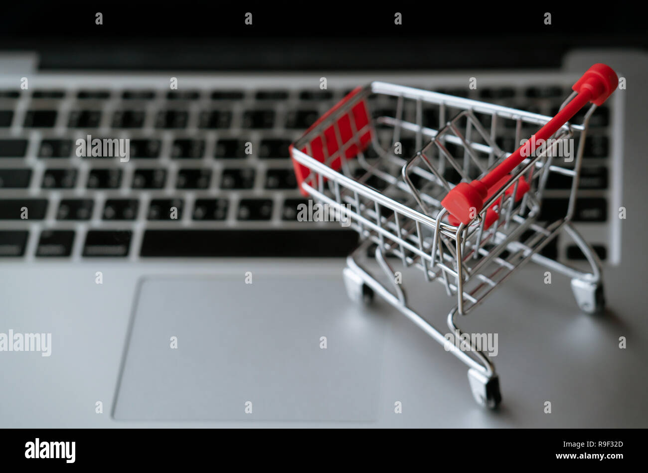 Carrello sul computer portatile, shopping online concept Foto Stock