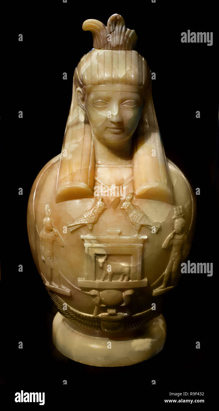Osiride Canopo vaso di alabastro da Tivoli periodo Romano (117-137 AD) Egitto, egiziano. ( Osiride con corolla. Sul ventre pende un pettorale con api Bull e due falchi, Harpokrates, sotto uno scarabeo alato ) Foto Stock