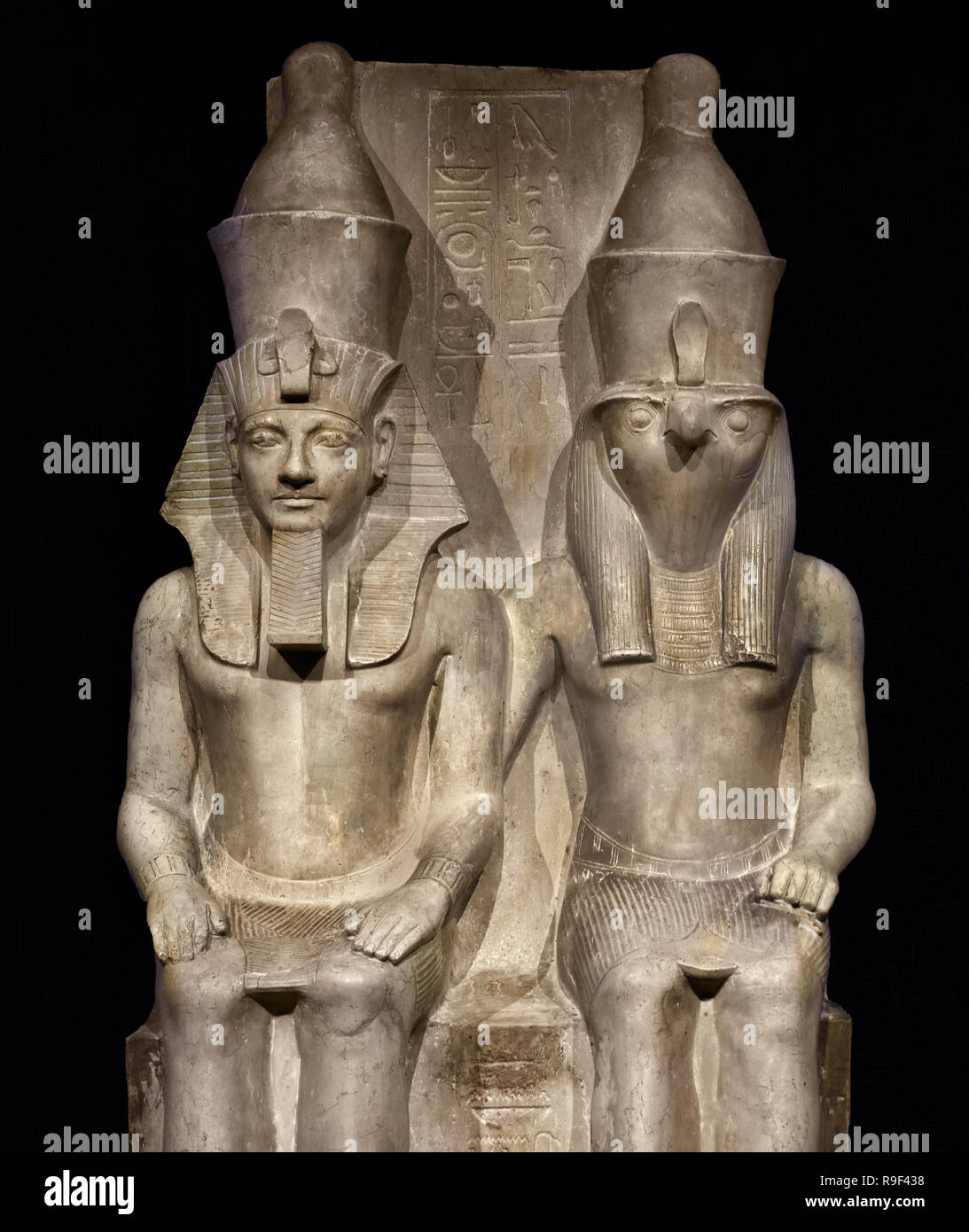 Immagine di Horus e Horemheb questo tempio immagine mostra il dio Horus e il Faraone Horemheb (1319-1305 a.C.) seduti fianco a fianco. Horus porta un Falcon's testa come una potenza celeste. Il re ha le stesse dimensioni di quello di Dio, perché secondo gli Egiziani che è ugualmente potente. Egli è l'aspetto terrena di Horus e quindi di se stesso a Dio. (1,52 metri di calcare Periodo: Nuovo Regno, XVIII dinastia (1319-1305 a.C.) Egitto, egiziano. Foto Stock