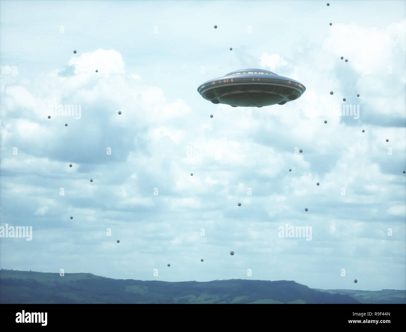 Oggetto Volante non Identificato nel cielo nuvoloso con strane sfere intorno a. Foto Stock