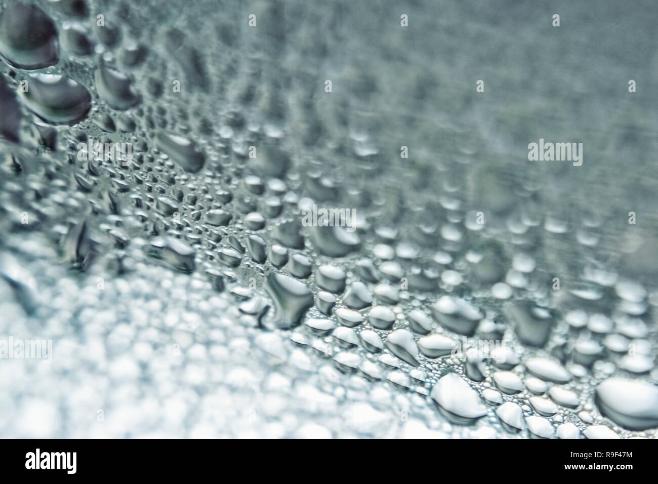 Gocce di acqua su un vetro di finestra close-up Foto Stock