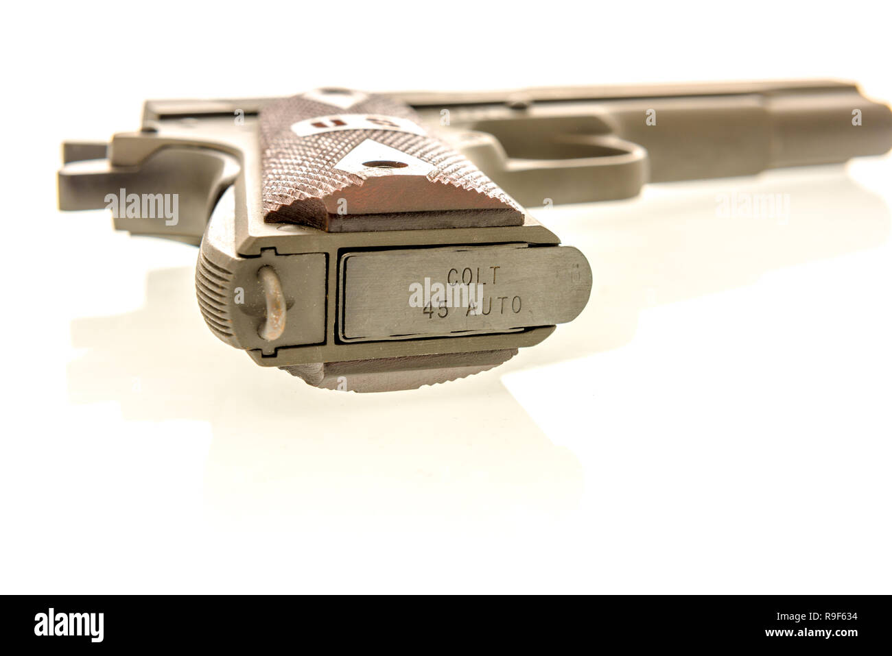 Winneconne, WI - 4 Dicembre 2018: a Springfield 1911 A1 da WWI o Guerra Mondiale 1 con noi sul manico isolato su un background. Foto Stock