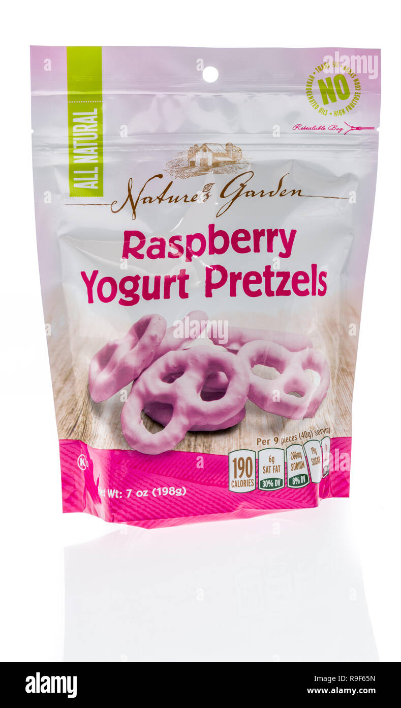 Winneconne, WI - 14 dicembre 2018: un pacchetto di Nature garden lampone yogurt pretzel isolato su un background. Foto Stock
