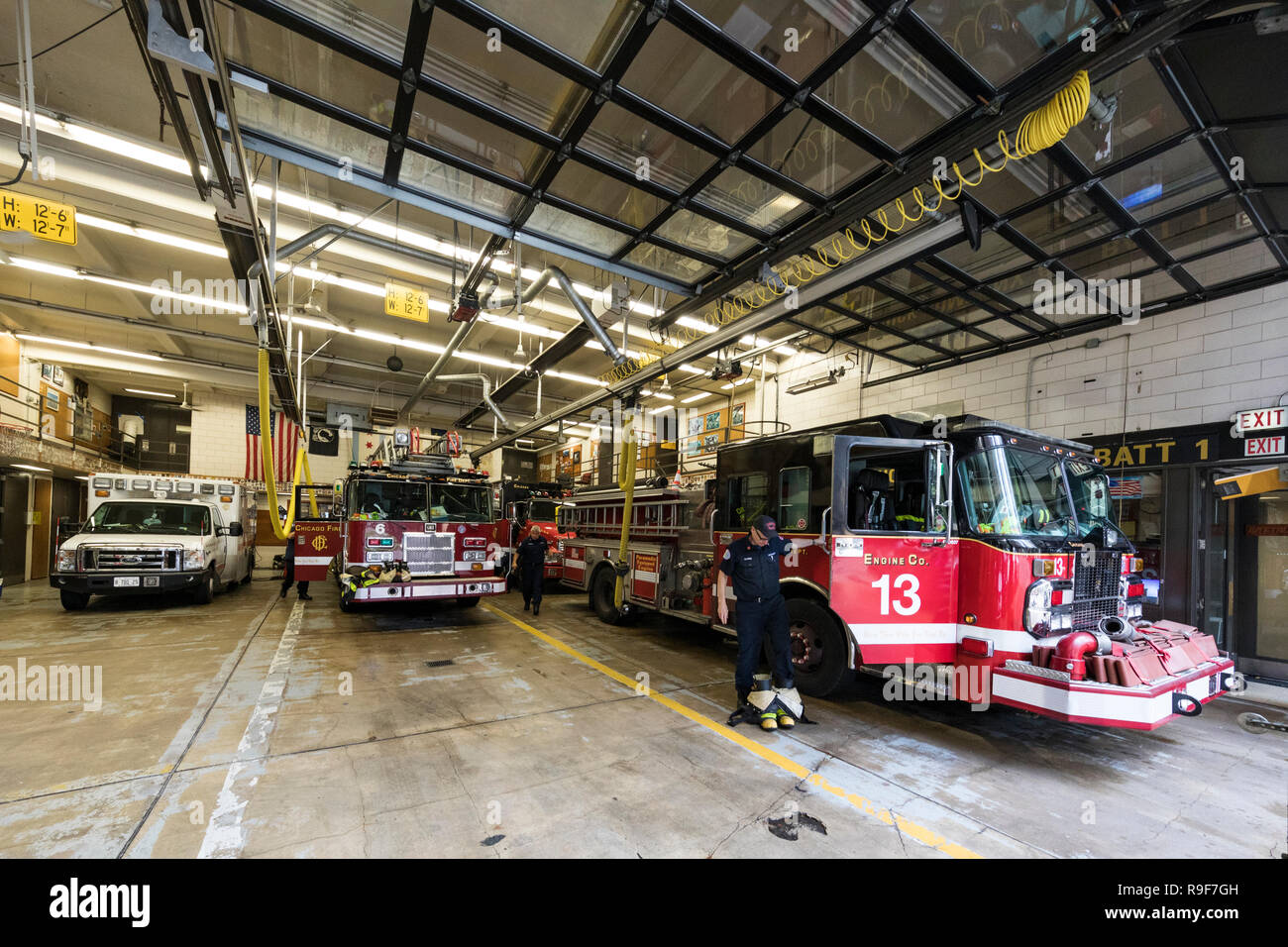 Chicago, Stati Uniti d'America - 8 Ottobre 2018: Chicago Metropolitan camion fuoco si trova all'interno di una stazione dei vigili del fuoco nel centro di Chicago - Immagine Foto Stock