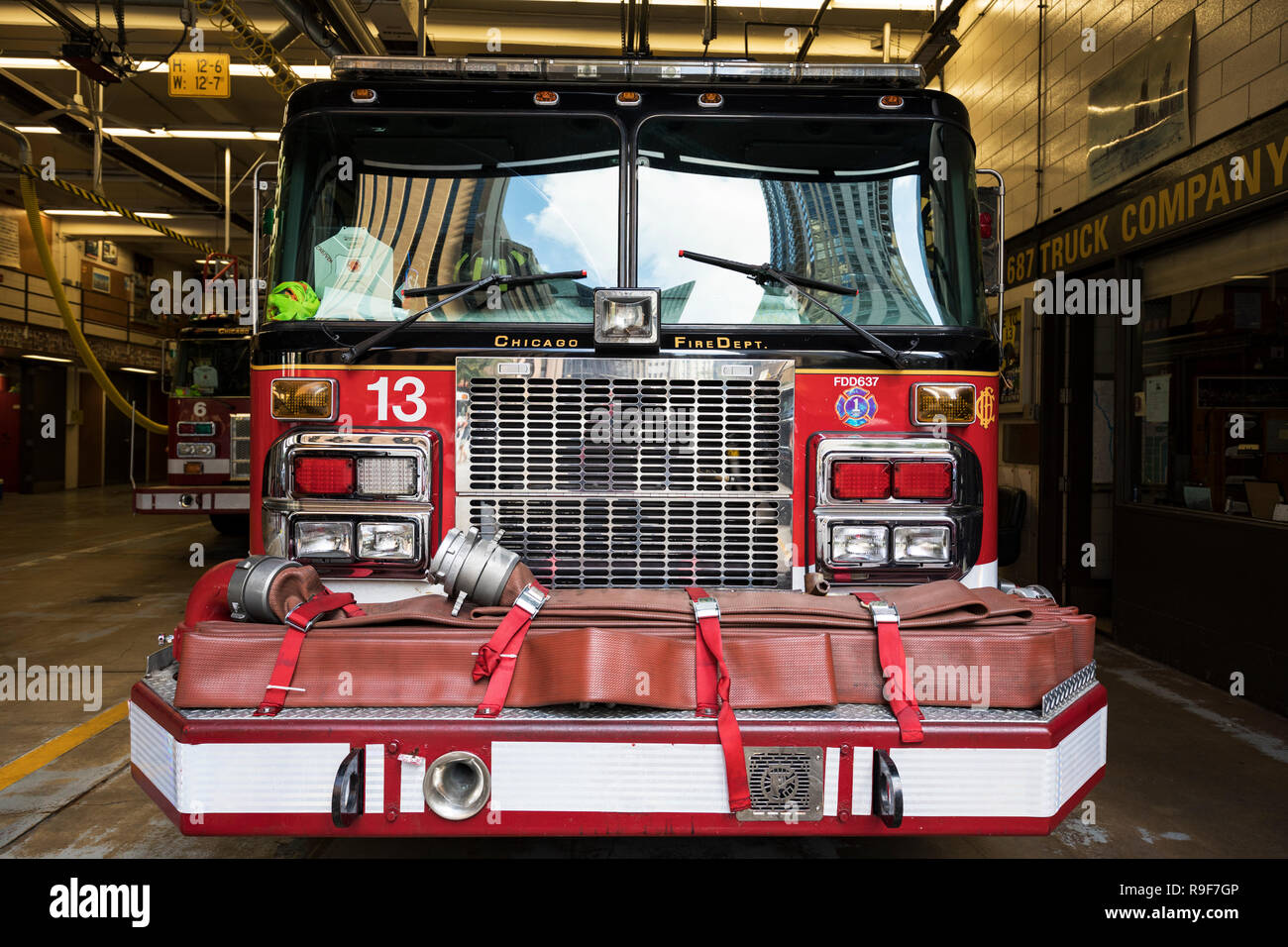 Chicago, Stati Uniti d'America - 9 Ottobre 2018: Chicago Metropolitan camion fuoco si trova all'interno di una stazione dei vigili del fuoco nel centro di Chicago - Immagine Foto Stock