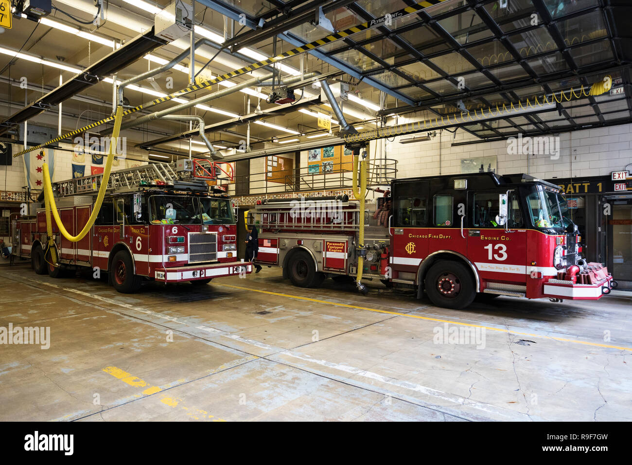 Chicago, Stati Uniti d'America - 9 Ottobre 2018: Chicago Metropolitan camion fuoco si trova all'interno di una stazione dei vigili del fuoco nel centro di Chicago - Immagine Foto Stock