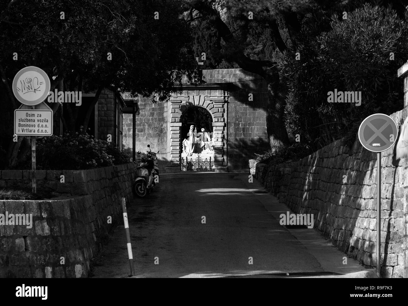 Vista lungo una strada laterale a Dubrovnik, Croazia, acquisiti in bianco e nero Foto Stock