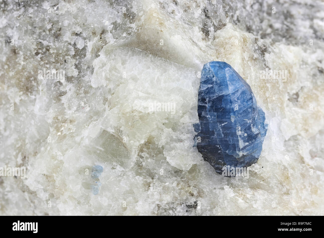 Afghanite crystal sulla matrice di calcite da Badakshan, Afghanistan Foto Stock