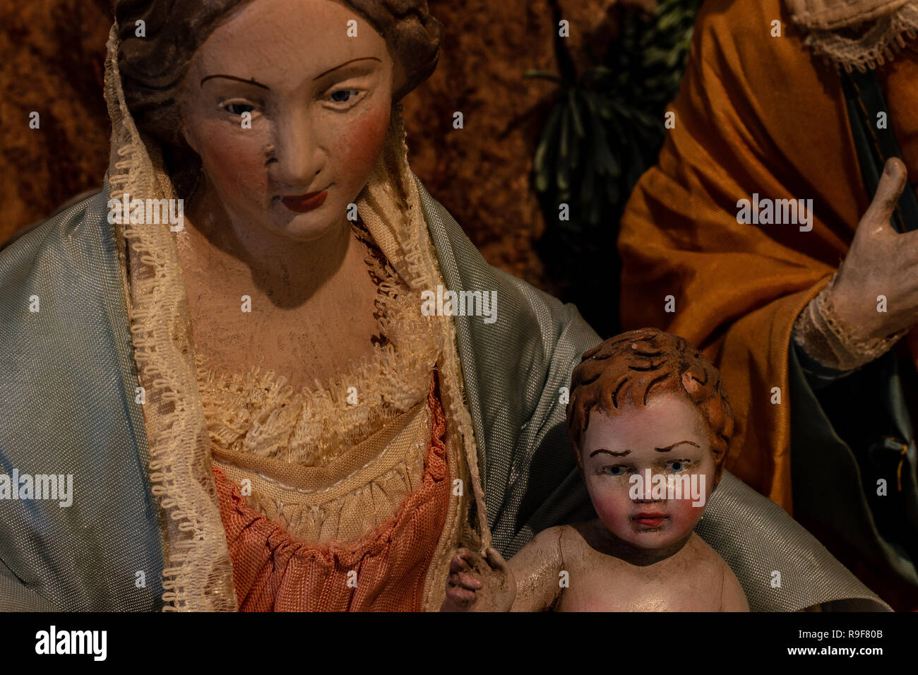 La rappresentazione della sacra famiglia, la Vergine Maria con Gesù Bambino e accanto a San Giuseppe. La realizzazione fatta dal maestro artigiano Foto Stock
