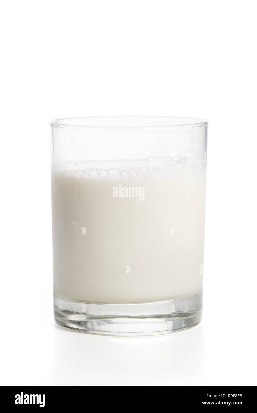 Bianco latte su vetro close up shot. Foto Stock