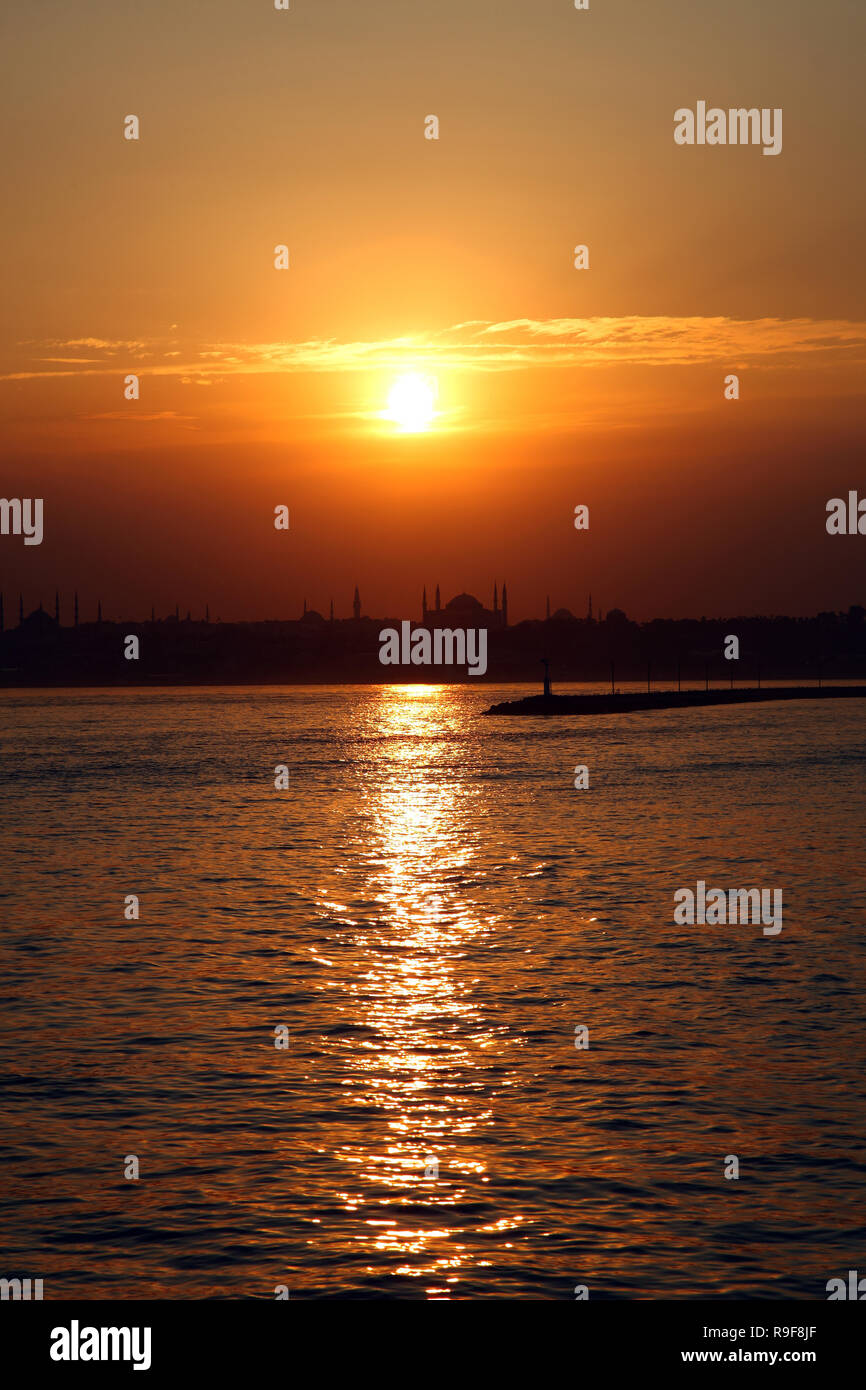 Durante il tramonto frangiflutti, penisola storica e Hagia Sofia, Istanbul, Turchia. Questa foto è stata scattata dal Kadikoy District. Foto Stock