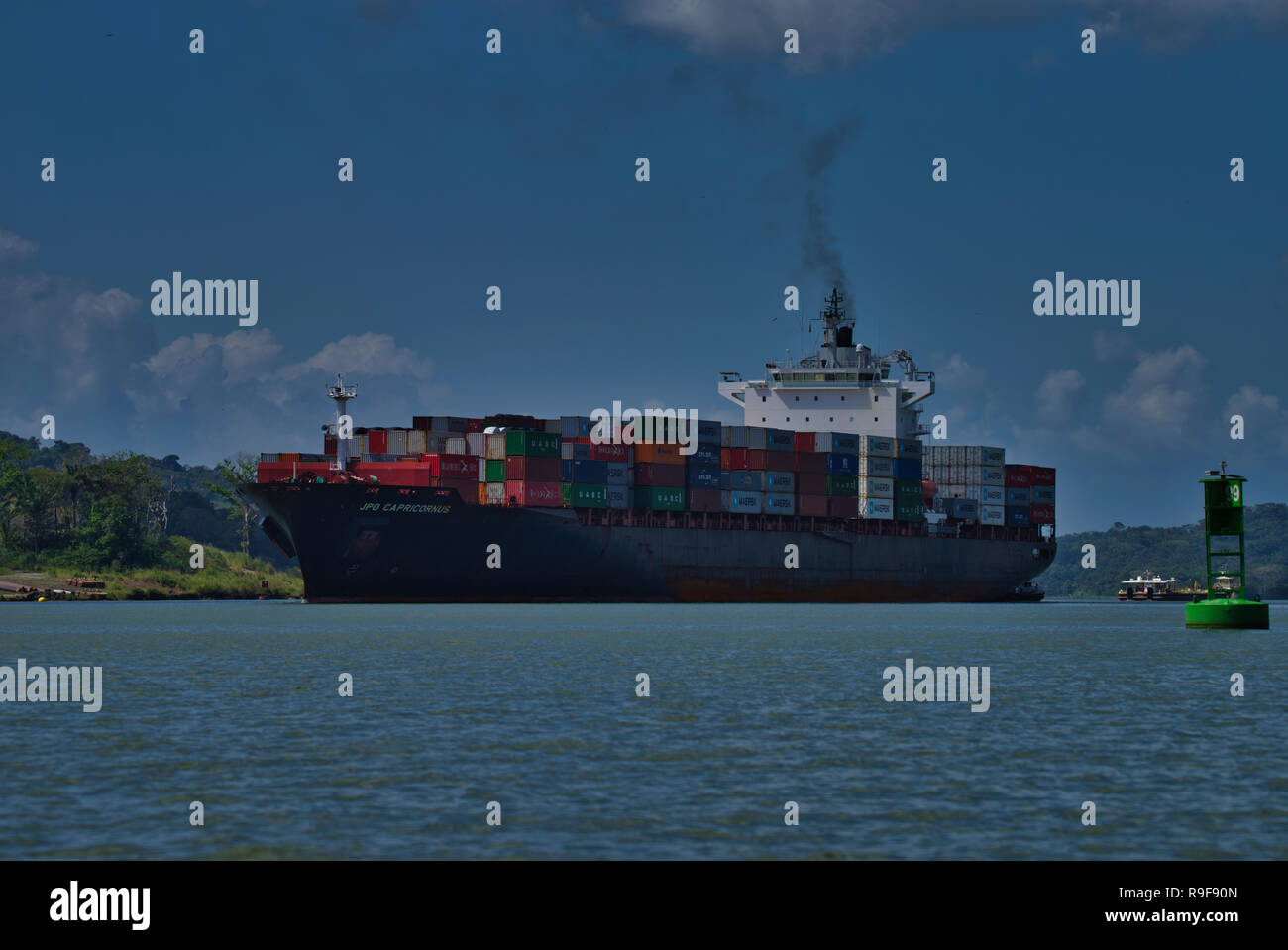 Il carico delle navi in transito nel canale di Panama Foto Stock