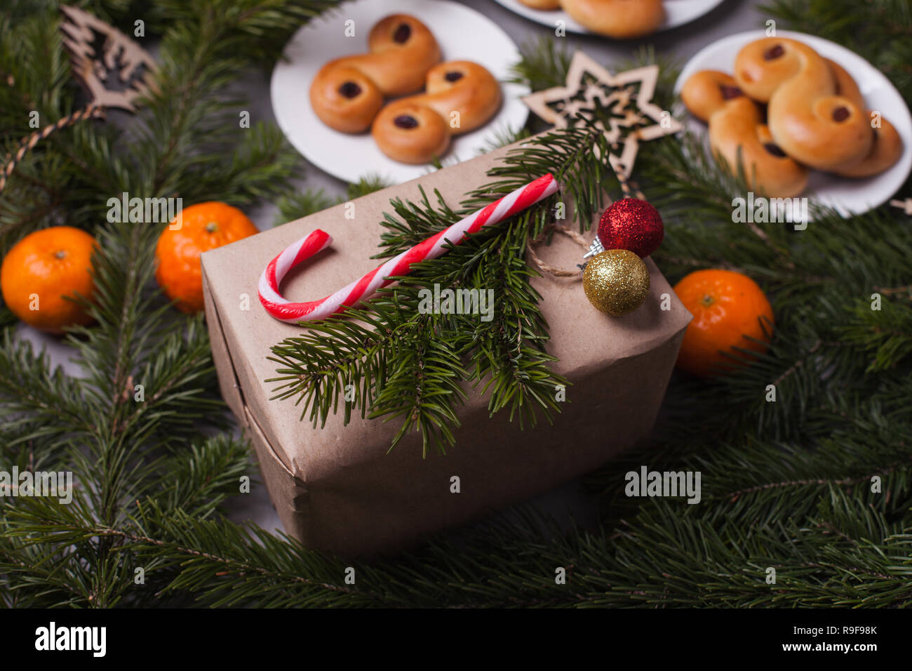 Tradizionale svedese ciambelle di zafferano, noto anche come lussekatter lussebullar o. Il giallo panini hanno uvetta e sono sagomate in spirali e confezione regalo xwith Foto Stock
