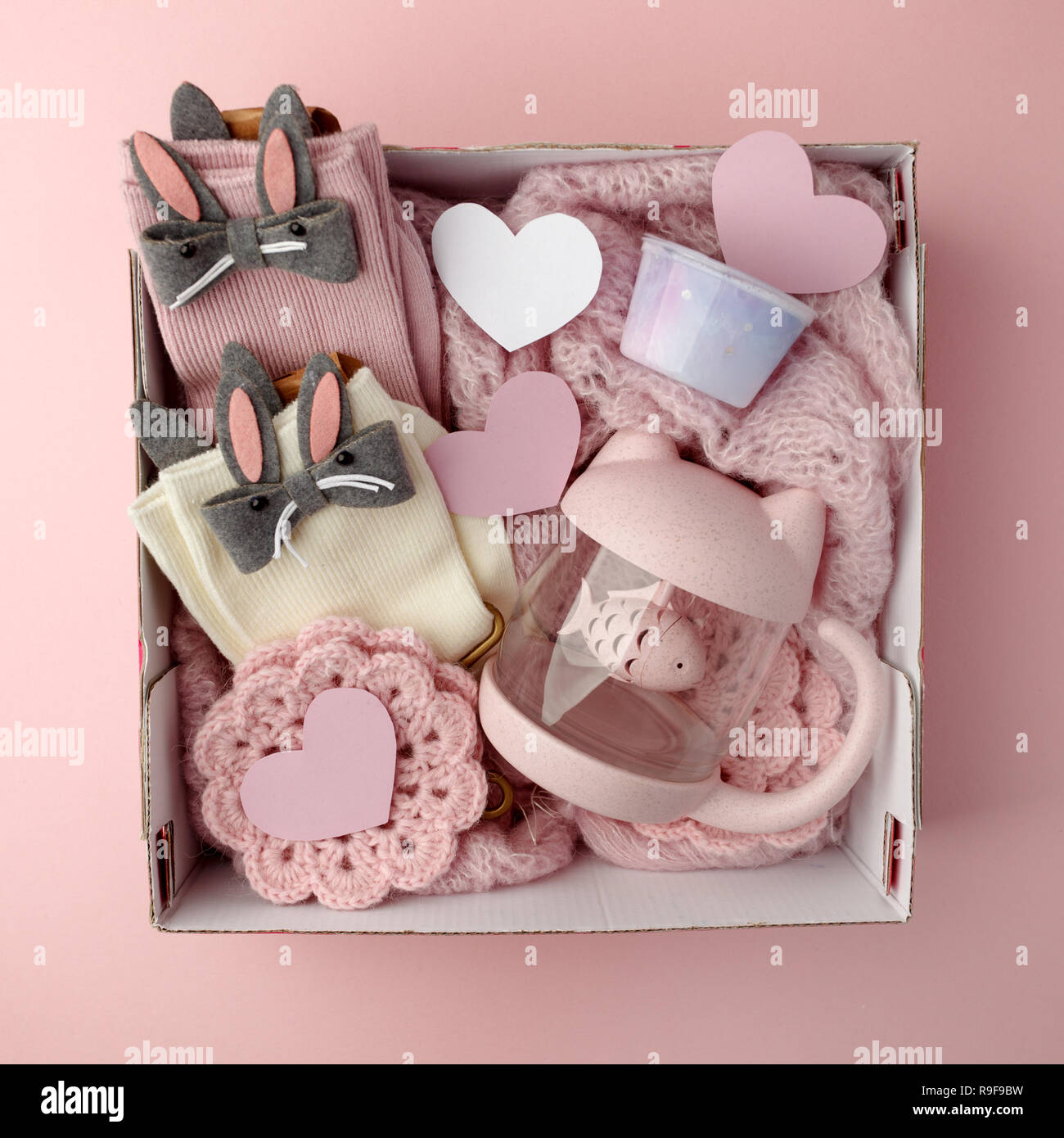 Un box personalizzato con regali per il giorno di San Valentino, un insieme  di cose carine, una semplice idea per un regalo romantico per una ragazza  Foto stock - Alamy
